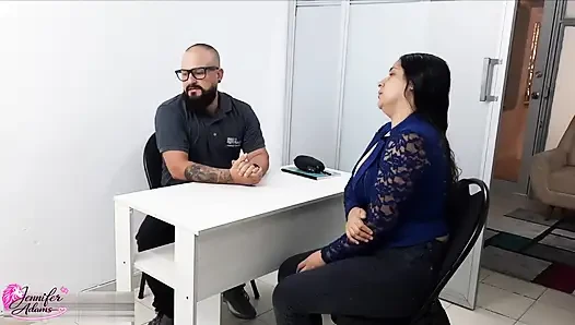 Üvey kızım notları kaybediyor ve yönetmenle yeni notlar vermem karşılığında onunla yatmak için anlaşma yapıyorum - Porno en Español