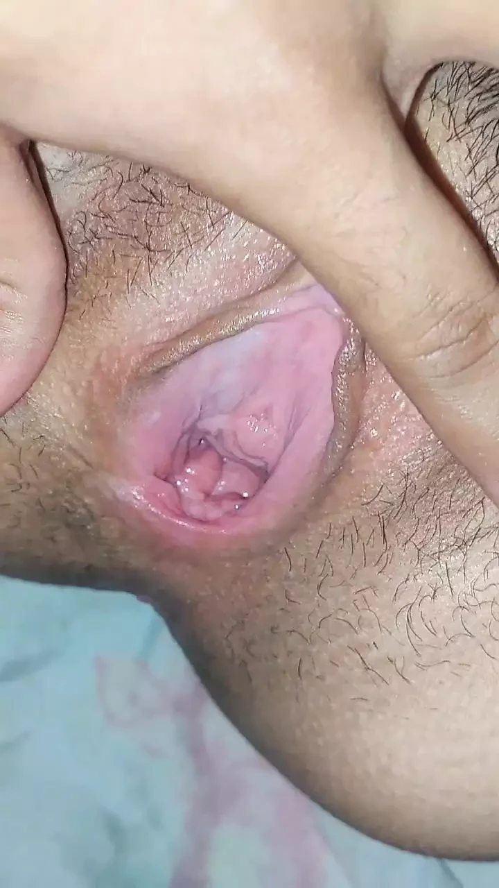 加图兹吃她的继妹alice_lima并露出她的脸，而她被粗暴地操