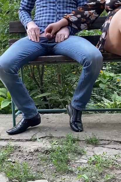 Seksi bacaklı sürtük olgun orta yaşlı seksi kadın bankta otururken işememe yardımcı oluyor
