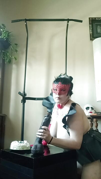 Saya menikmati dildo besar sehingga saya orgasme, saya bahkan membasahkan diri saya