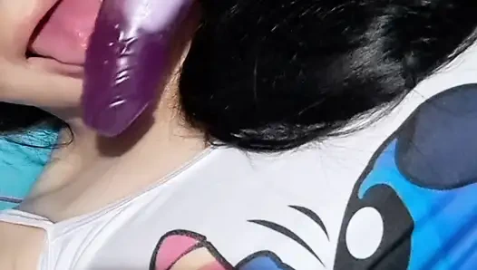 "Evdeyken komşu tek başına seni baştan çıkarıyor"