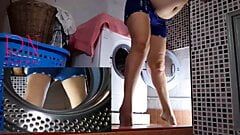 Dominanz in der Wäsche. Hausfrau in der Waschmaschine gefickt.