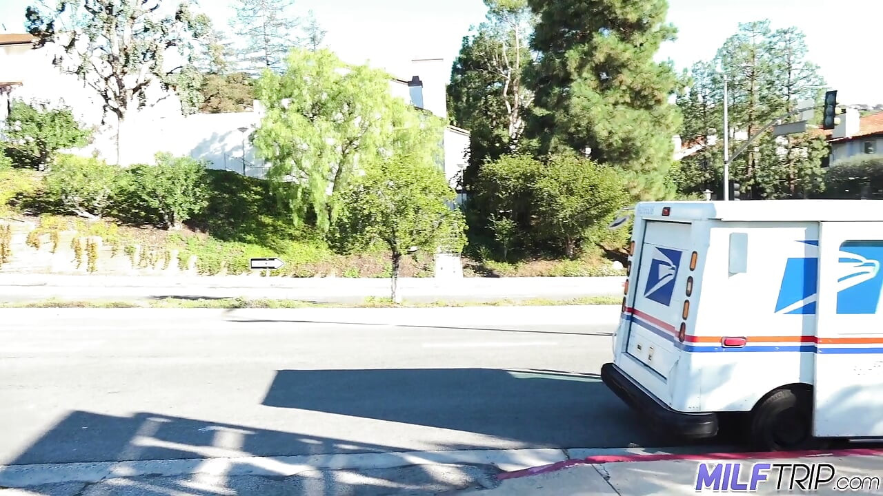 Spermahungrige MILF kenzie taylor barkeeper mischt muschisaft mit schwanz