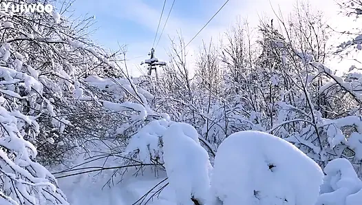 -30c Çok soğuk ama sevimli Rus kız ağzında dondurma istiyor