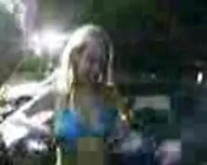 ragazza ubriaca fa pompini fuori di una discoteca