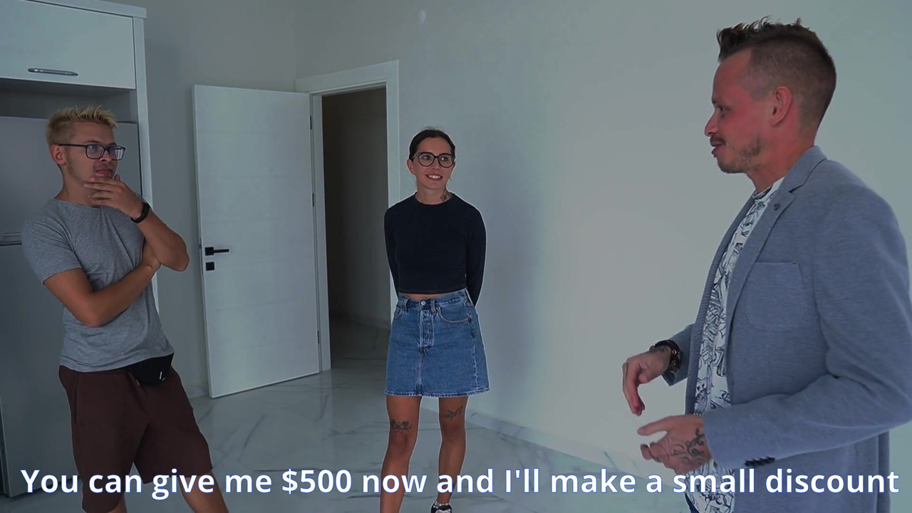 戴绿帽子的丈夫看着他的妻子从后面被操！