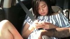 Digitación asiático chica en coche