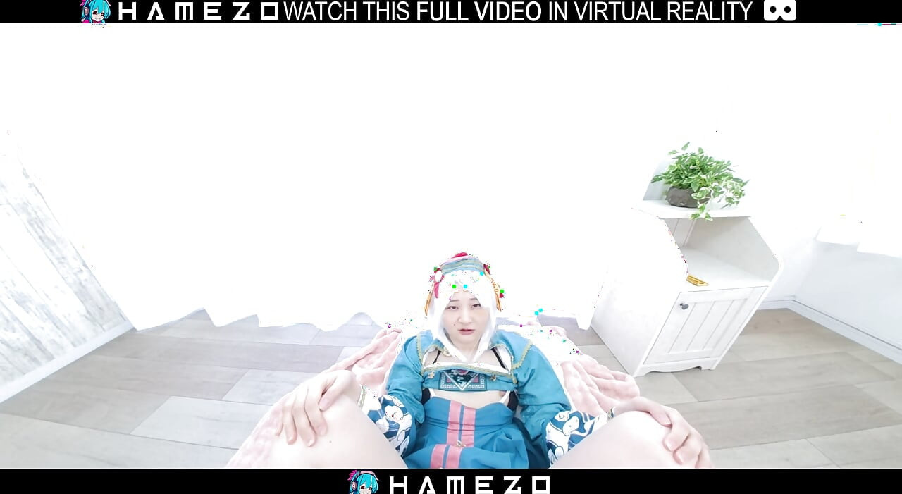Seksi Japon kız Mayu Kanzaki sanal gerçeklikte sert sikilmeden önce yarak emiyor.
