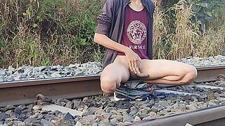 Une adolescente indienne jouit à la gare