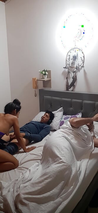 Γαμάω τον φίλο του φίλου μου και του ζητώ να με διεισδύσει