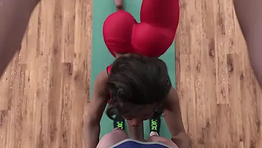 Üvey anne yoga için yardım istiyor ama üvey oğlu ağzını sikiyor