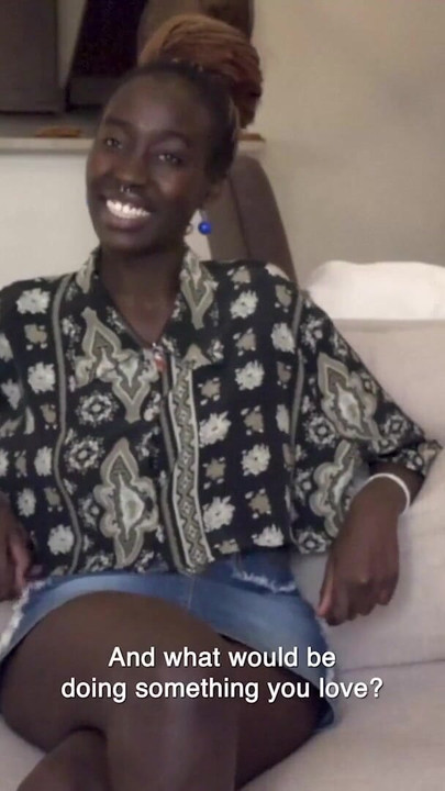 Detik epik dari "Model eboni bertetek besar melantun liar pada Pengeluar Gringo Di Casting Debut"
