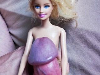 Barbiepop in panty krijgt sperma in het gezicht