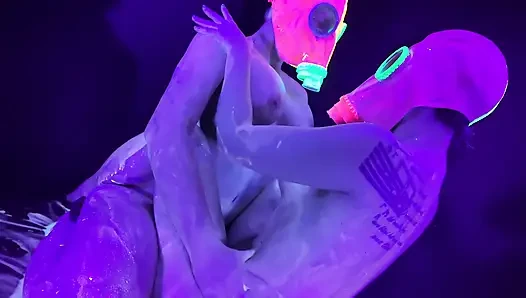Neon rave lagi asik muasin memeknya pakai dildo favoritnya