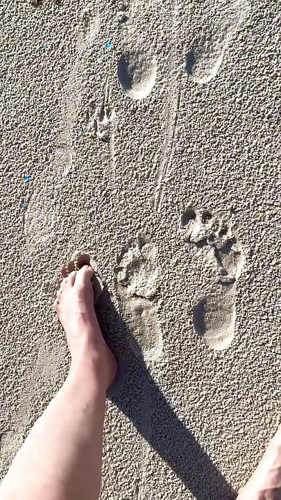 Membandingkan Saiz 16 Kaki Ke Cetakan Pasir Di Pantai
