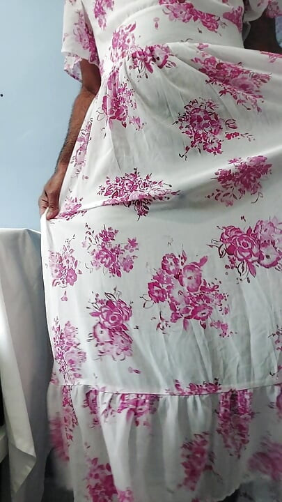 Pembe çiçekli ipek şeffaf şifon elbisenin içinde mastürbasyon yaparken dans ediyorum