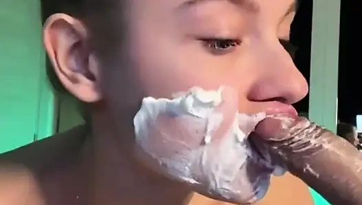 Cewek seksi ini lagi asik nyepong kontol sampai dicrot di dalam