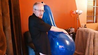 109) Il palloncino perversa si sega e si masturba con il palloncino di papà