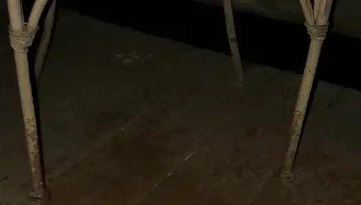 Istri kencing di luar ruangan