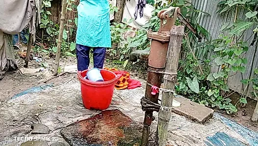 Убывает на улице в ванне в чистом поле