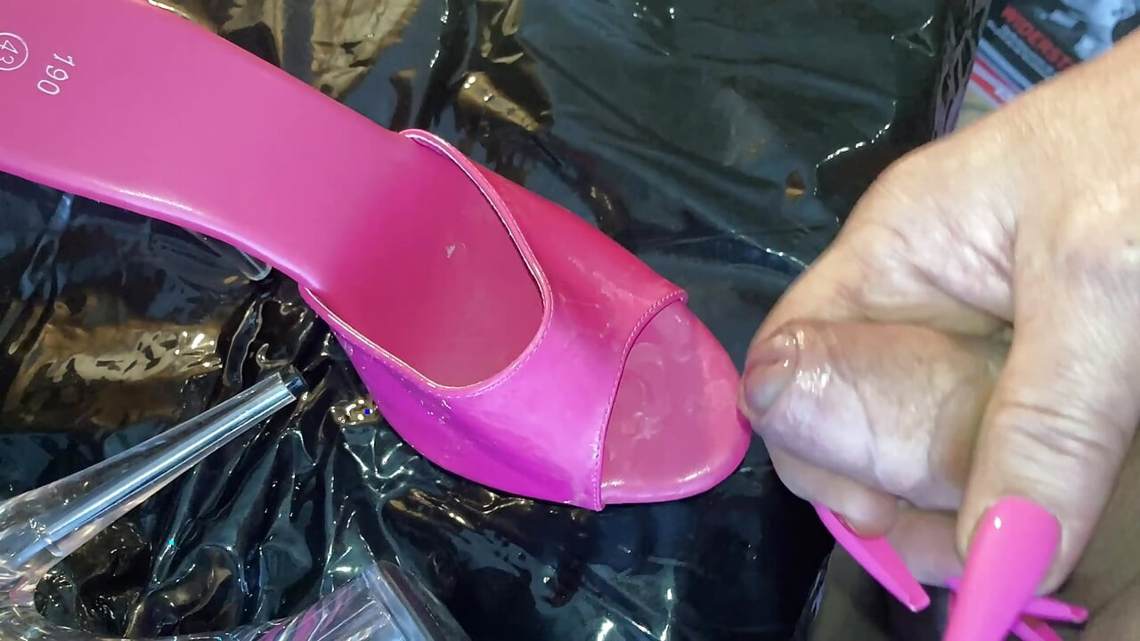 Różowe obcasy, różowe paznokcie fetysz