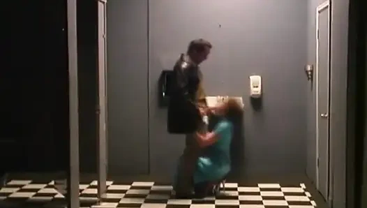 Memek sempitku dientot dengan terbalik sampai menganga lebar