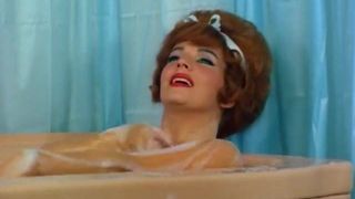 La pornostar dai capelli rossi fa un bagno caldo (vintage anni &#39;60)