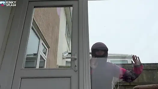 Sürpriz kız erkek arkadaşımın dikkatini dağıtmak için ortaya çıktı