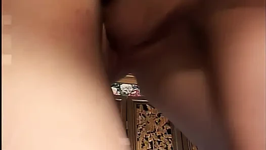 Молодой возбужденной крошке начиняют оба огнетушителя и возбуждают