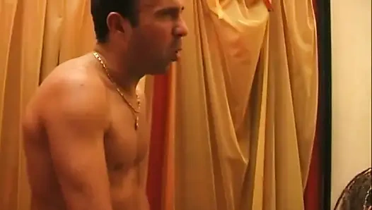 Dreier-sex der fantastischen MILF mit rasierter muschi, arsch von zwei großen amateur-schwänzen gefickt und in den mund gespritzt