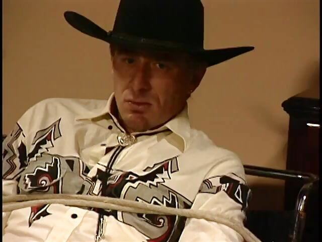 Hot blondine i undertøy rir på en cowboy stud