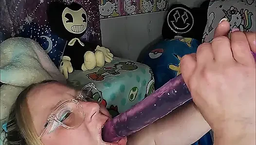 İri güzel kadın 14 inç dildo oral seks gırtlağına kadar alıyor
