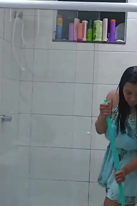 Táta mě přinutil uklízet koupelnu, zatímco se dívám