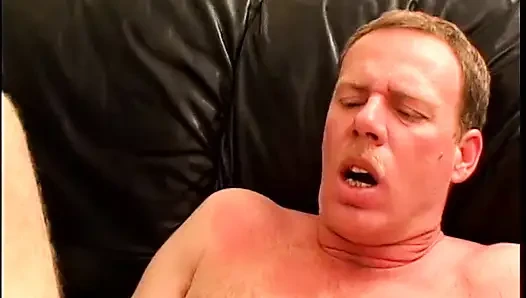 Die wütende blondine Chantz fortune mit dicken möpsen macht den arsch des typen in brand und poliert ihn mit einem riesigen strap-on