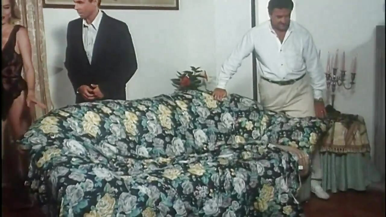Pizdă retro care suge pula, futând o pizdă păroasă lesbiană