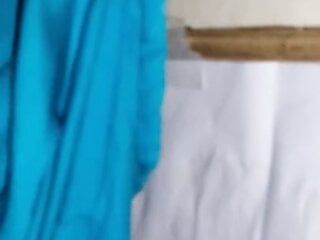 在更衣室里对着护士服 Salwar 撒尿（51）