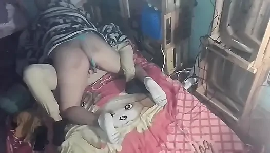 Battaniyenin altında onu öpüyorum ve ona dokunuyorum