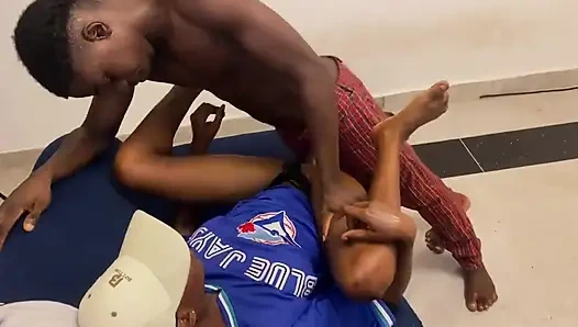 Memek sempit sahabatku dientot habis-habisan sebelum kelas!