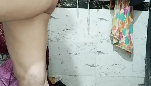 Priya lagi asik mandi bareng di kamar mandi