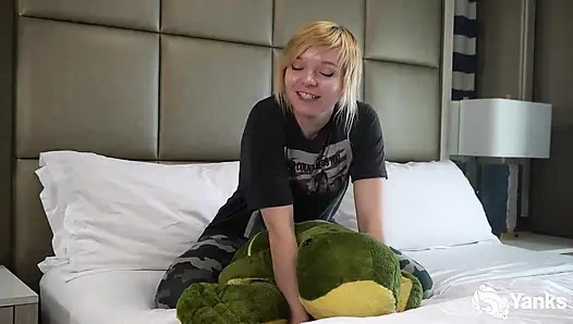 Alexa Crush, yastıkla sikiş uzmanı