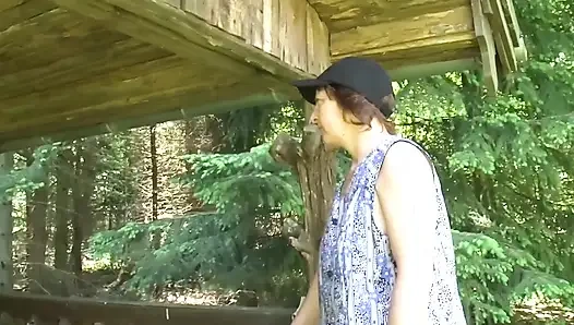 Islak açık havada olgun fmm üçlü sikiş ateşli suları fışkırtıyor