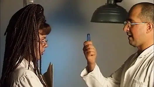 Doktor büyük penis ile göt kontrolü