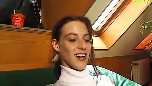 Remaja berambut merah diraba sebelum mengisap kontol dalam aksi pov