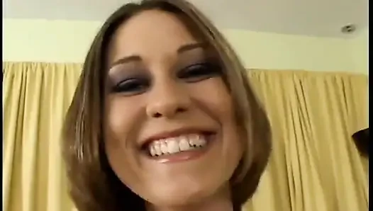 Gadis remaja dengan wajah aduhai ini ngasih fantasi liarnya sama cowok ini