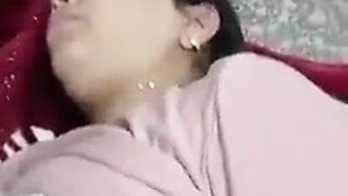 Zaira Baji neukt haar geile neef tijdens lockdown