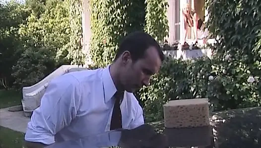 Великолепная французская блондинка-шлюшка получает камшот на лицо после жесткого траха