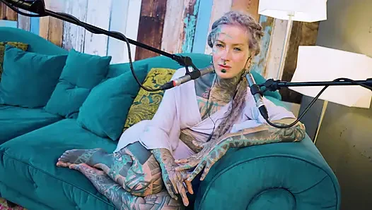 B hakkında konuşuyorum - bordem - asmr podcast sfw konuşuyor gotik sıska kız dreadlocks dövmeli model dövmeli kız