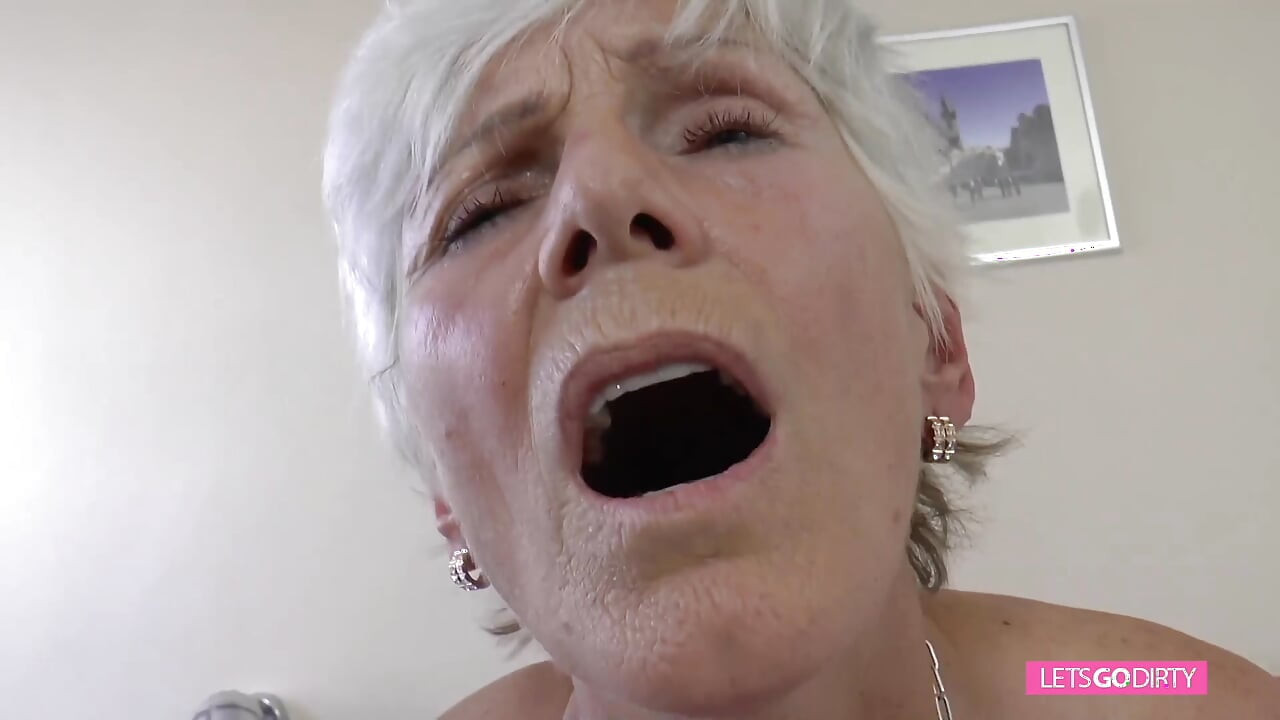Abuela natural de 71 años todavía sabe follar