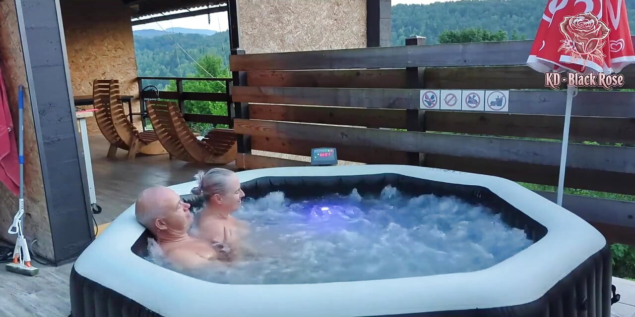 Czas na zabawę w jacuzzi relaksująca miłość w jacuzzi
