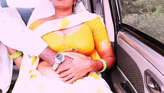 Hintli hizmetçi ev sahibiyle arabada seks yapıyor. Telugu edepsizce konuşuyor.